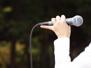 カラオケで盛り上がる曲は何？おすすめ２２選！４０代女性編